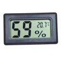 Elektroniczny termometr i higrometr z czytelnym wyświetlaczem LCD, przeznaczony do kontroli temperatury i wilgotności w domu, warsztacie, akwarium lub obudowie.