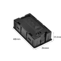 Panelowy termometr z higrometrem LCD zasilany bateriami LR44, wyposażony w łapki montażowe do osadzenia w otworze od 26 × 45 mm do 26 × 47 mm.