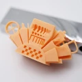 3DUV Precision Red Wax 1 kg - umożliwia uzyskanie perfekcyjnego odwzorowania detali, co czyni ją idealnym wyborem do biżuterii, figurek oraz elementów wymagających najwyższej precyzji.