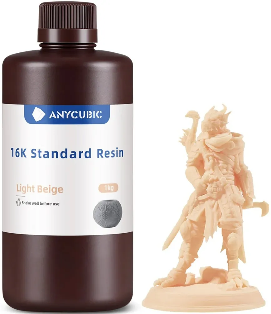 Żywica Anycubic Standard 16K Light Beige 1kg w kolorze jasno beżowym, przeznaczona do precyzyjnego druku 3D LCD/DLP modeli, figurek, miniatur i elementów o wysokiej szczegółowości.