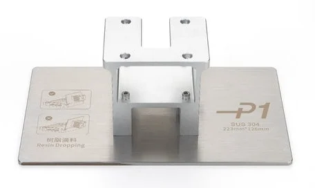 Platforma Anycubic Photon P1 Precision-Ground Steel Plate - precyzyjnie szlifowana stalowa platforma robocza przeznaczona do drukarki żywicznej Anycubic Photon P1, zapewniająca stabilne podparcie modeli podczas druku 3D.
