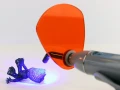 Lampa UV 420–480 nm z akcesoriami – zestaw do utwardzania materiałów światłoutwardzalnych zawierający bezprzewodową lampę, osłonę ochronną, ładowarkę, podstawkę ładującą i osłonkę głowicy.