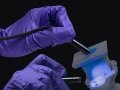 Phrozen Cure Beam – zestaw lamp UV z przewodami o długości 500 mm i kompaktowym kontrolerem, ułatwiający miejscowe utwardzanie żywicy oraz łączenie elementów wydruków 3D.